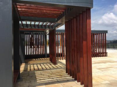 高坪區(qū)江東大道標(biāo)美路王府井外側(cè)菠蘿格廊架